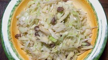 Cold White Cabbage Salad with Raisins 20;Wittekool Salad21;