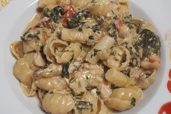 Conchiglioni Pasta with Asparagus, Salmon and Spinach Sauce