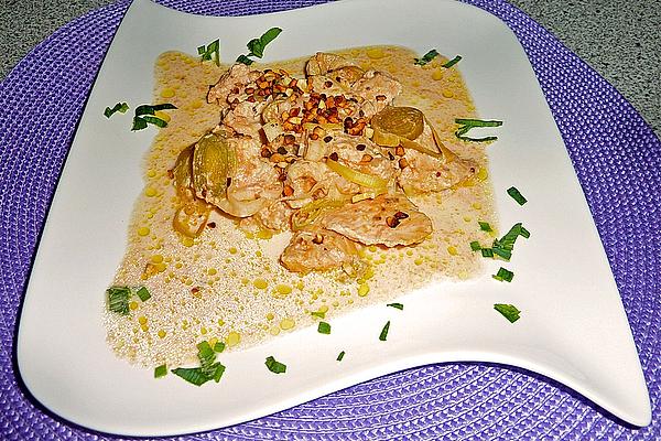 Coriander Chicken on Ginger-lime-cream Sauce with Cashew Topping