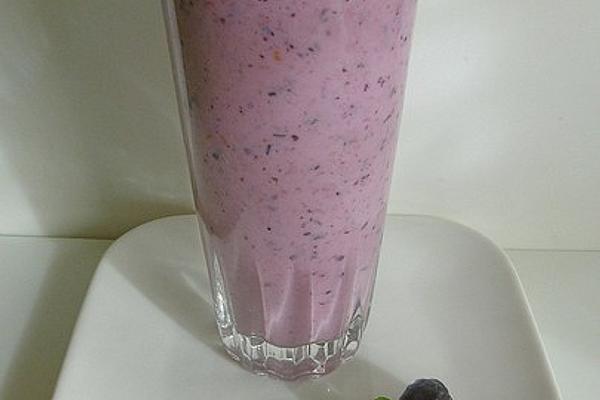 Creamy Raspberry and Blueberry Smoothie with Buttermilk
