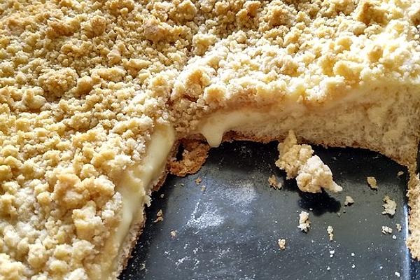 Crumble Cake with Yeast Dough and Pudding