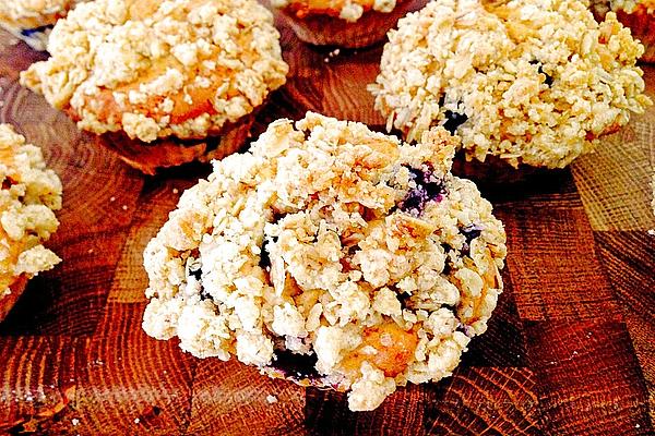 Crumble Muffins with Apples and Blueberries