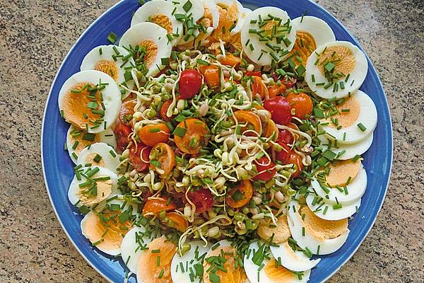 Crumbly Bean Sprout Salad with Tomatoes and Eggs