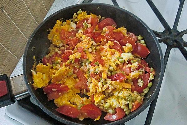 Crumbly Egg with Tomatoes and Sprouts
