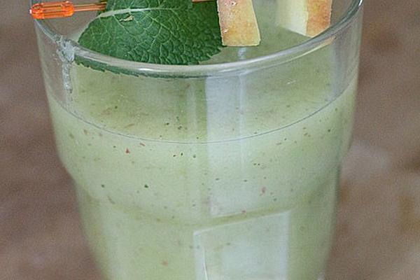 Cucumber and Apple Smoothie with Mint