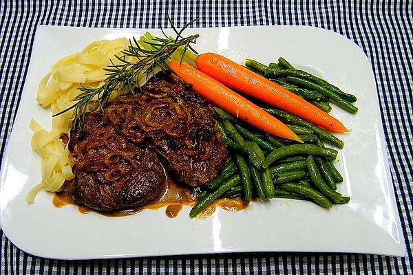 Entrecôte with Fried Onion Rings on Broad Runner Beans and Glazed Carrots
