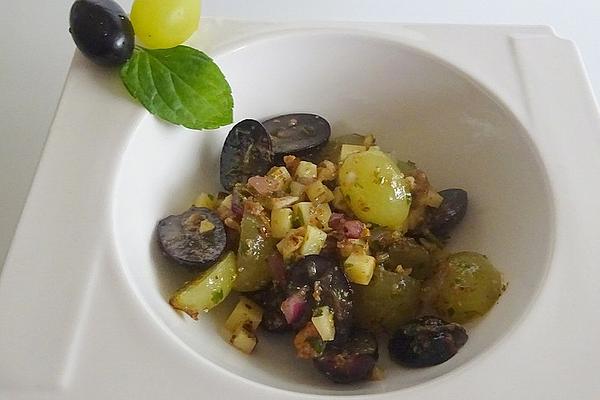 Eva`s Autumnal Nut Salad with Grapes and Cheese