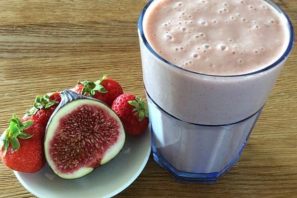 Fig and Strawberry Smoothie