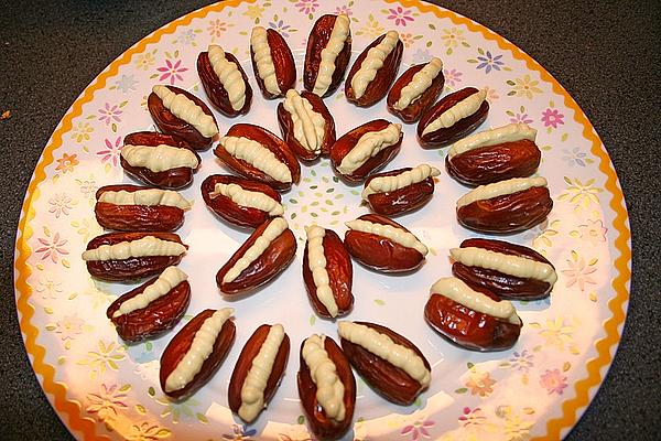 Filled Dates with Honey-mustard-cream Cheese