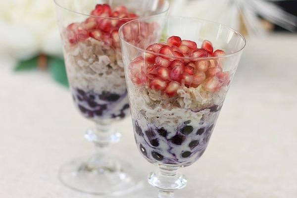 Five-grain Porridge with Pomegranate and Blueberries