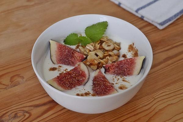 Fresh Figs with Yogurt and Crispy Nuts