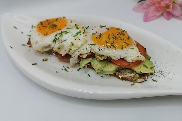 Fried Egg with Avocado, Tomatoes and Bacon