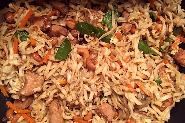 Fried Noodles with Chicken and Fresh Vegetables