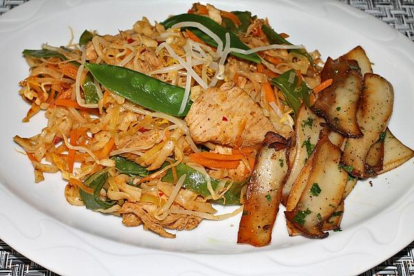 Fried Noodles with Chicken and Vegetables
