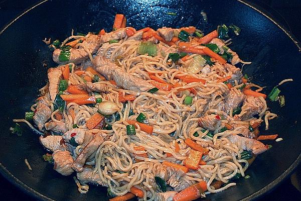 Fried Noodles with Strips Of Turkey