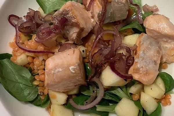 Fried Salmon on Lamb`s Lettuce with Lentils and Apples