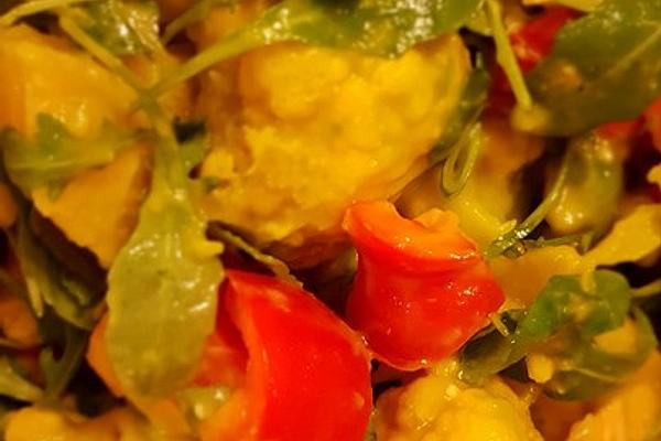 Fruity Rocket Salad with Turmeric and Cauliflower