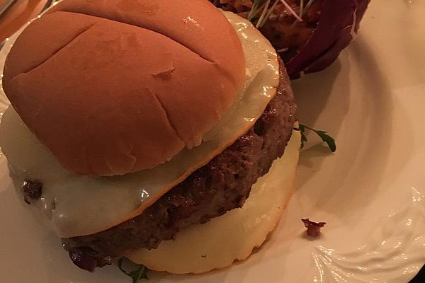 Game Burger with Pears and Camembert