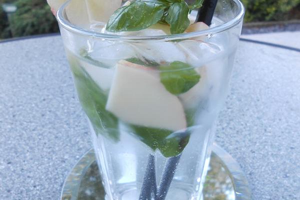 Gin and Tonic with Apple and Basil