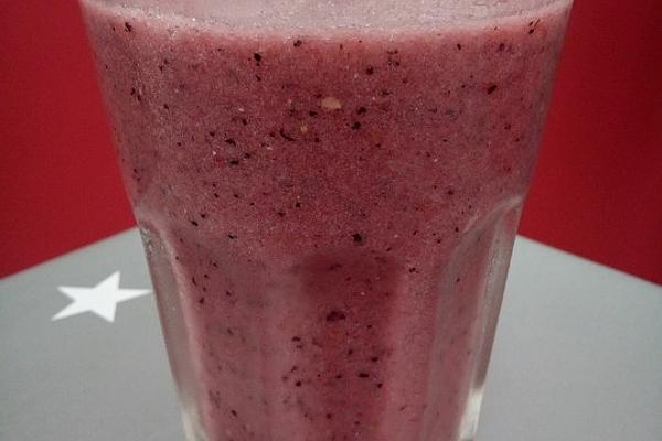Granada Smoothie with Blueberries and Pomegranate Seeds