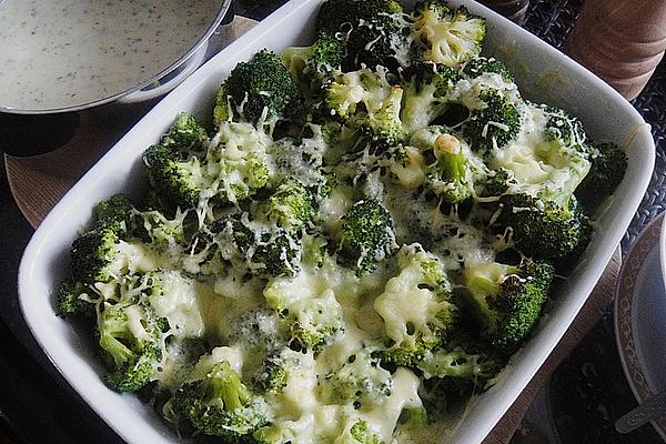 Gratinated Broccoli with Cheese Sauce