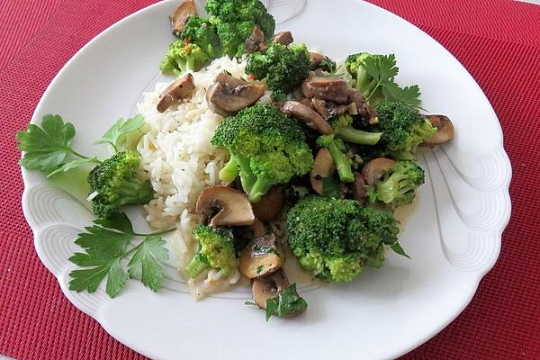 Green Curry with Broccoli, Mushrooms and Coconut Milk