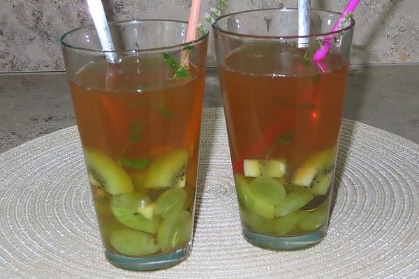 Green Iced Tea with Mint and Fruits