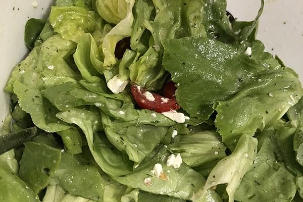 Green Salad with Blue Cheese and Nuts
