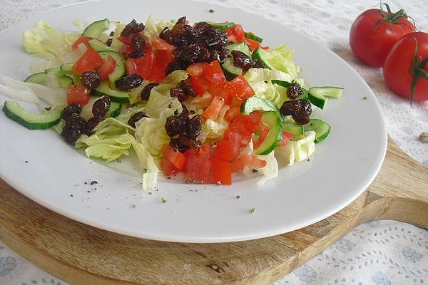Green Salad with Tomatoes, Cucumber and Sultanas