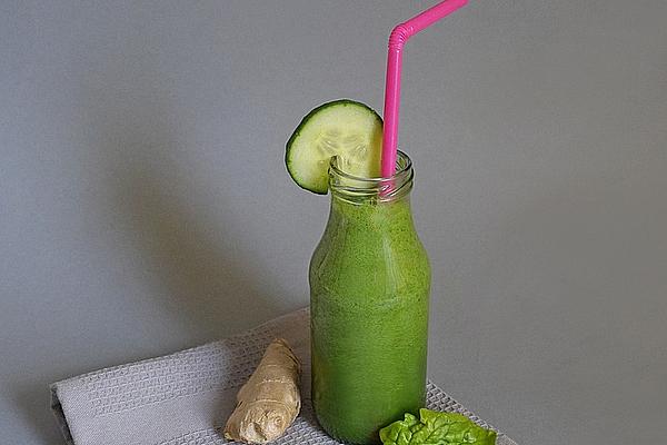 Green Smoothie with Cucumber, Spinach and Apple