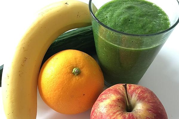 Green Smoothie with Kale, Spinach and Co