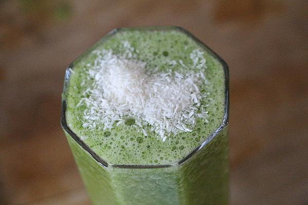 Green Smoothie with Lamb`s Lettuce and Fruits