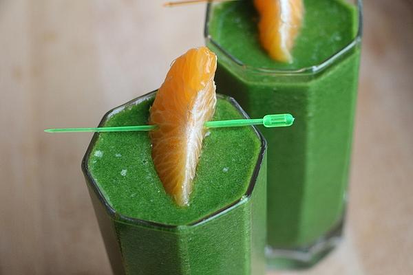 Green Smoothie with Mango and Tangerine