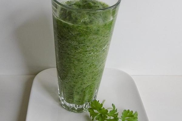 Green Smoothie with Pear, Apple, Celery, Spinach and Herbs