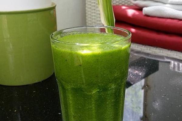 Green Smoothie with Spinach and Turmeric