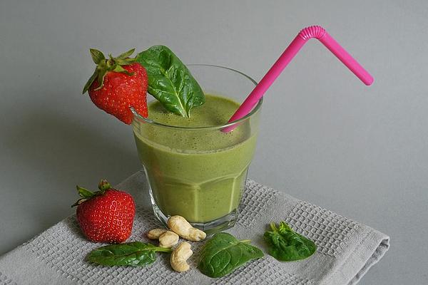 Green Strawberry and Spinach Smoothie