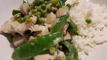 Green Curry Made from Seitan and Mini Aubergines
