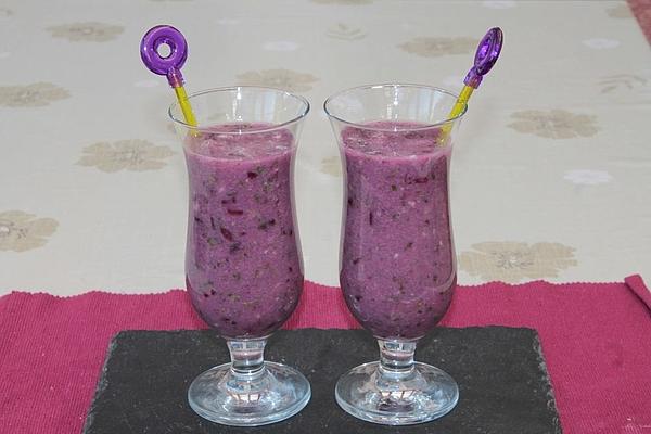 Herbal Salad Smoothie with Banana, Gooseberry and Pineapple