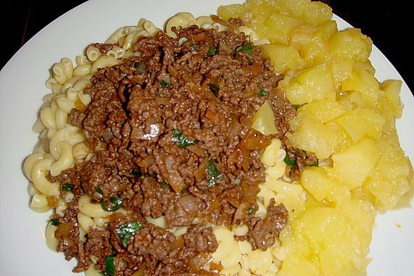 Hörnli with Minced Meat &amp; Applesauce