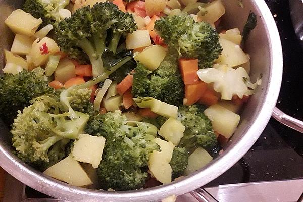 Indian-flavored Potato, Broccoli and Carrot Soup