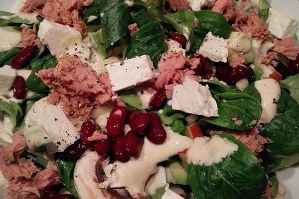 Lamb`s Lettuce with Tuna, Avocado and Red Beans