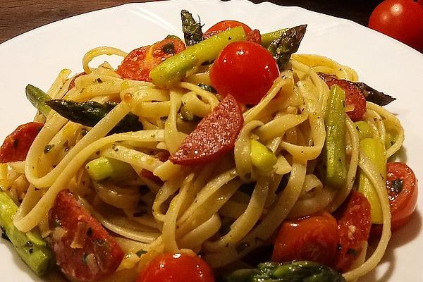 Linguine with Green Asparagus, Chorizo ​​and Cherry Tomatoes