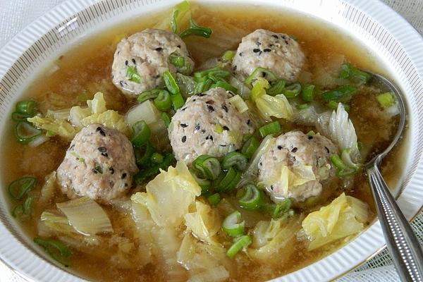 Lions Head Soup – Soup with Chinese Cabbage and Meatballs