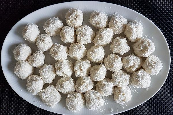 Low-carb Coconut Almond Curd Balls