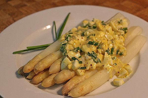 Lukewarm Asparagus Salad with Egg – Chives – Vinaigrette