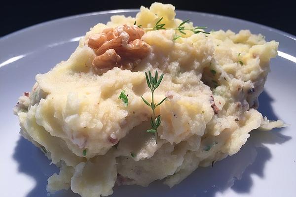 Mashed Potatoes with Walnuts