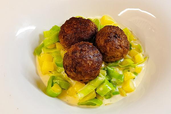 Meat Patties with Potato and Leek Vegetables