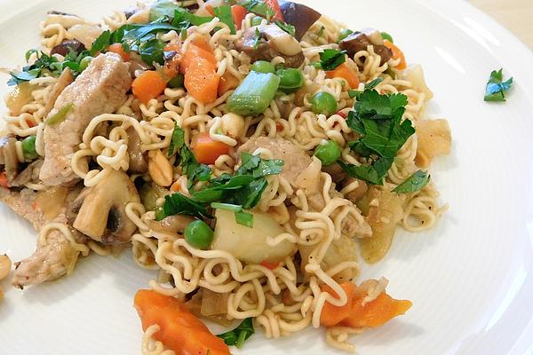 Mie Noodles with Chicken and Peanuts