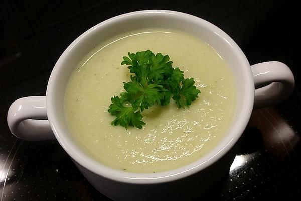 Mild Cauliflower Soup Made from Cauliflower Leaves