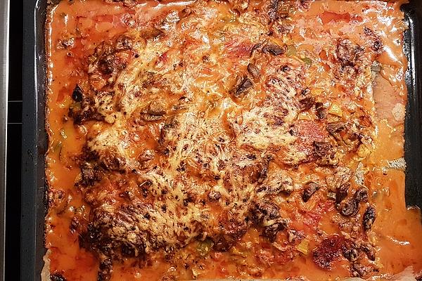 Minced Meat Pizza with Paprika Sauce